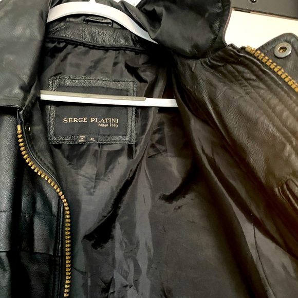 The jacket was a gift, but doesn’t fit. It should be worn by someone with style! - Picture 1 of 4